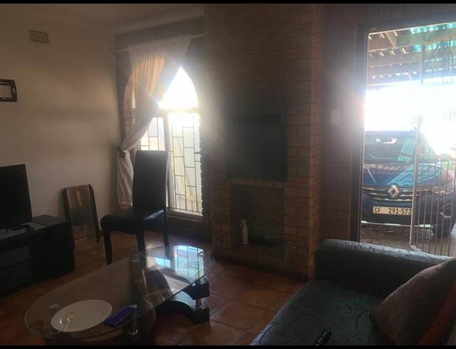 4 BEDROOM HOUSE FOR SALE IN MALIBU VILLAGE